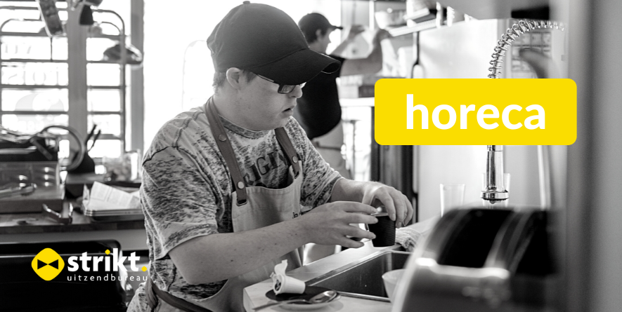Medewerker Horeca die mensen met een licht verstandelijke beperking begeleiden tijdens hun werk in een koffiehuis